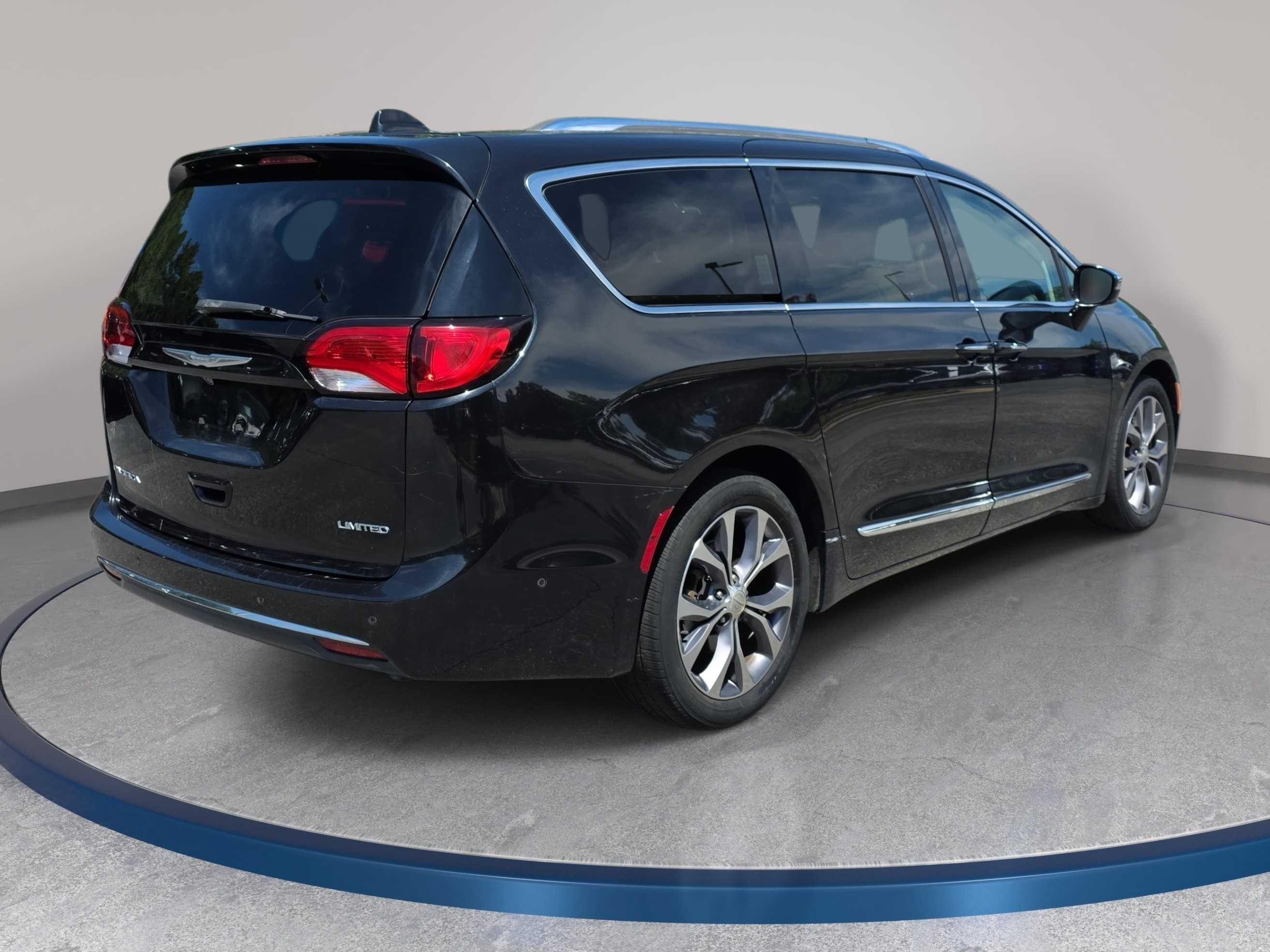 Used 2017 Chrysler Pacifica Limited FWD image 5