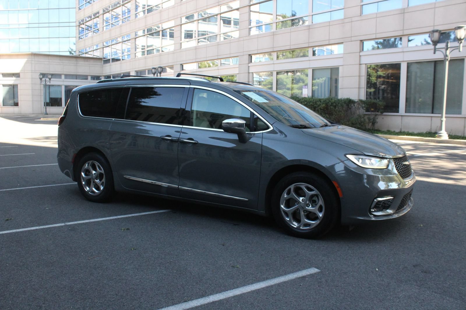 Used 2021 Chrysler Pacifica Limited w/ Uconnect Theater Family Group FWD image 2