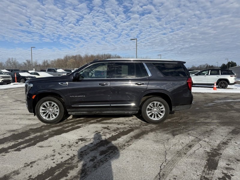 Used 2024 GMC Yukon SLT w/ SLT Premium Package image 9