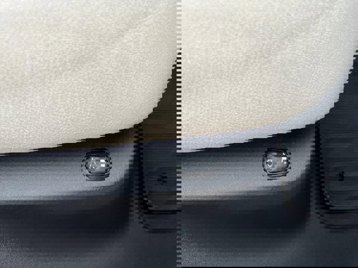 Used 2019 Land Rover Range Rover Velar R-Dynamic SE image 33