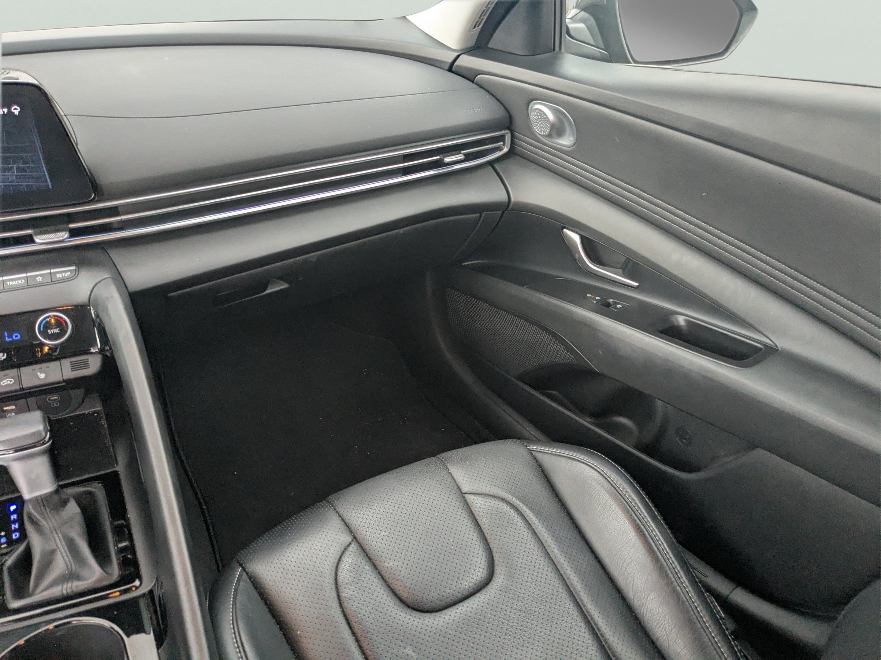 Used 2024 Hyundai Elantra SEL w/ Convenience Package FWD image 12