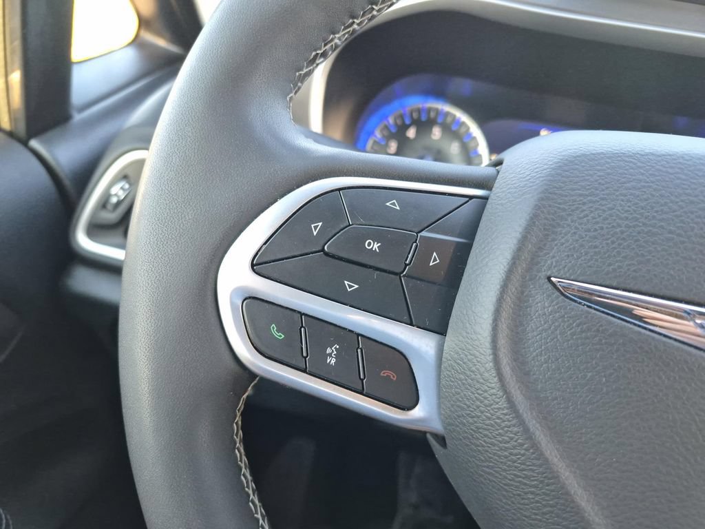 Used 2025 Chrysler Pacifica Select FWD image 19