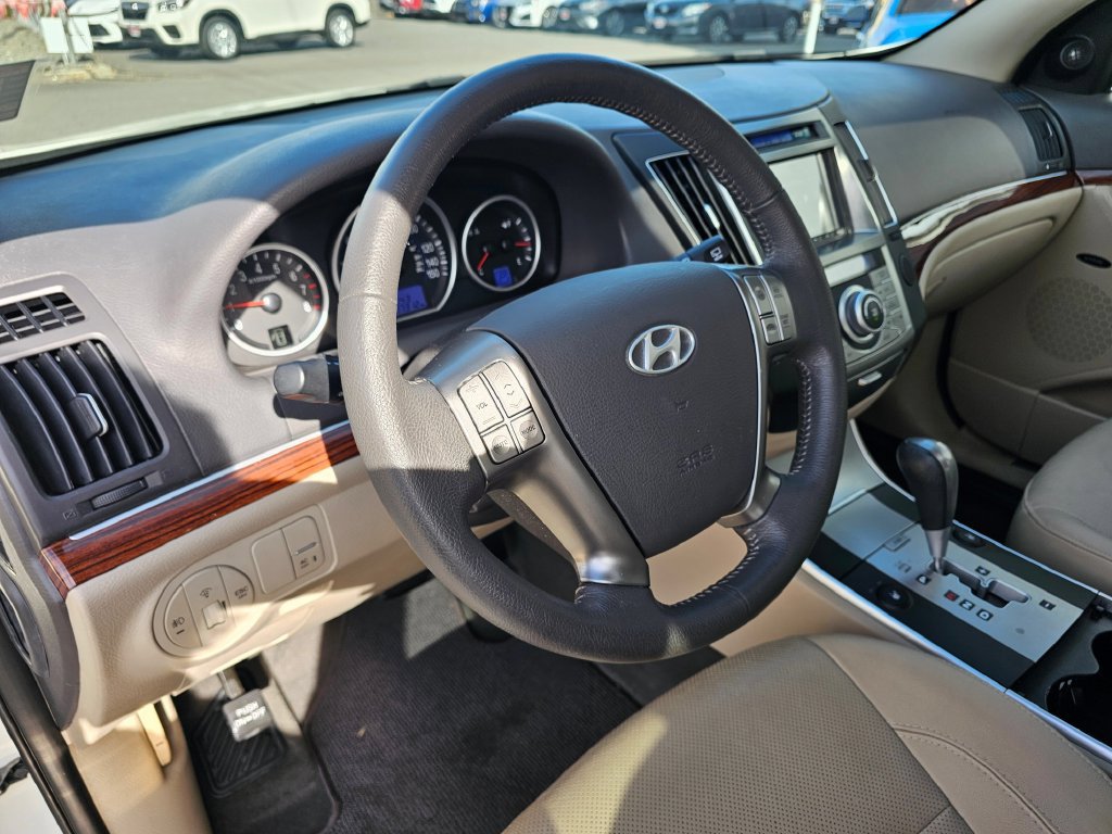 Used 2012 Hyundai Veracruz Limited w/ Entertainment Pkg FWD image 26