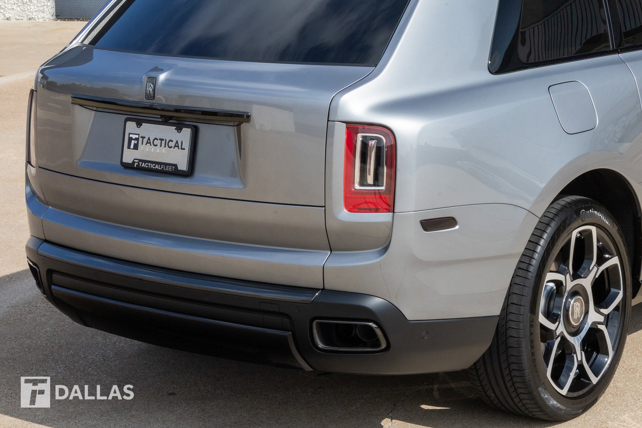 Used 2022 Rolls-Royce Cullinan Black Badge w/ Dark Exterior Package image 17