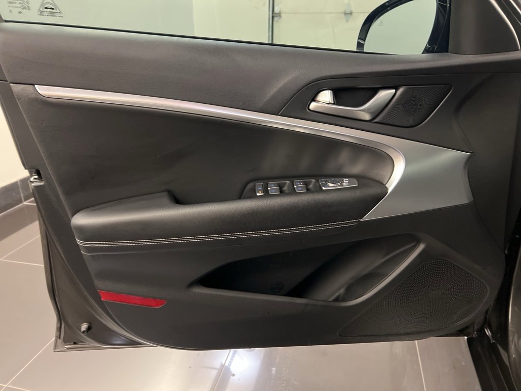 Used 2025 Genesis G70 2.5T image 27