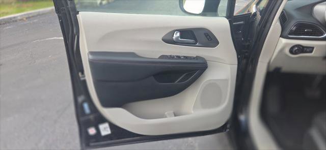 Used 2023 Chrysler Pacifica Touring-L FWD image 14