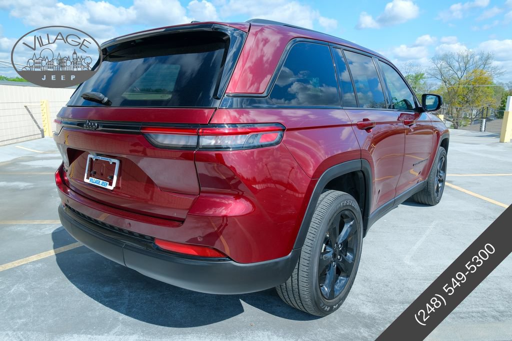 Used 2022 Jeep Grand Cherokee Altitude AWD/4WD image 3