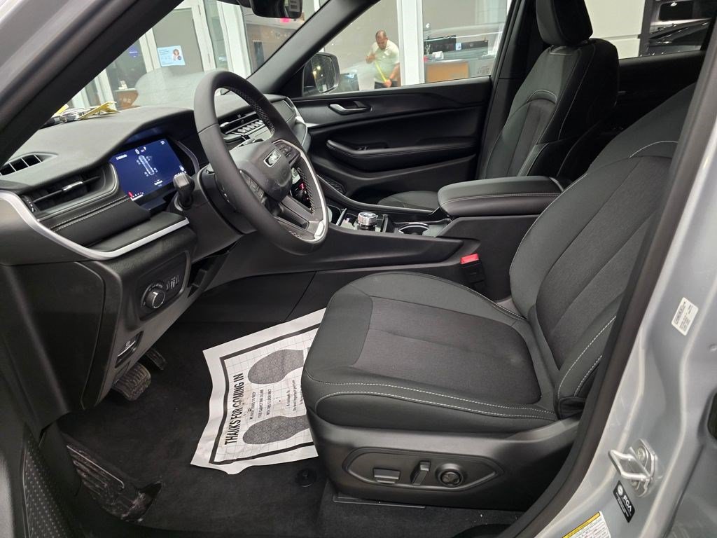 New 2025 Jeep Grand Cherokee Laredo w/ Luxury Tech Group I RWD image 15