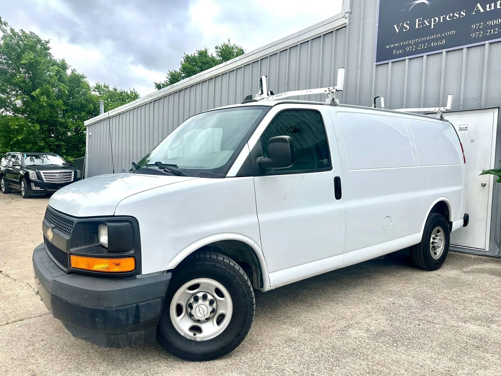 Used 2017 Chevrolet Express 2500 RWD image 1