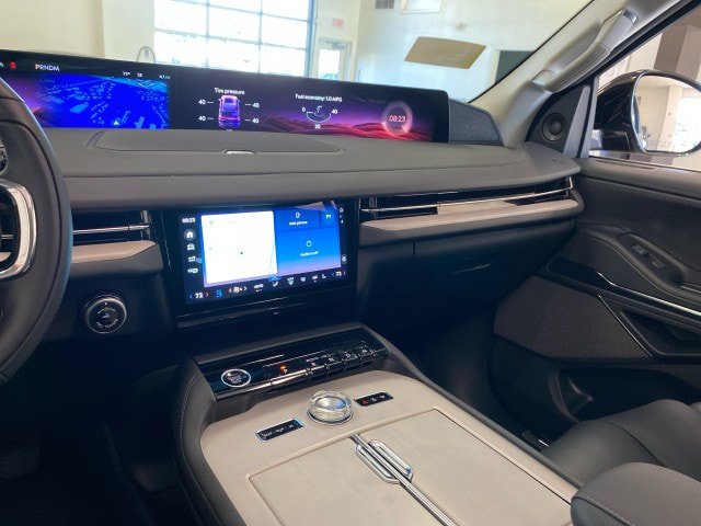 New 2027 Lincoln Navigator Reserve AWD/4WD image 16