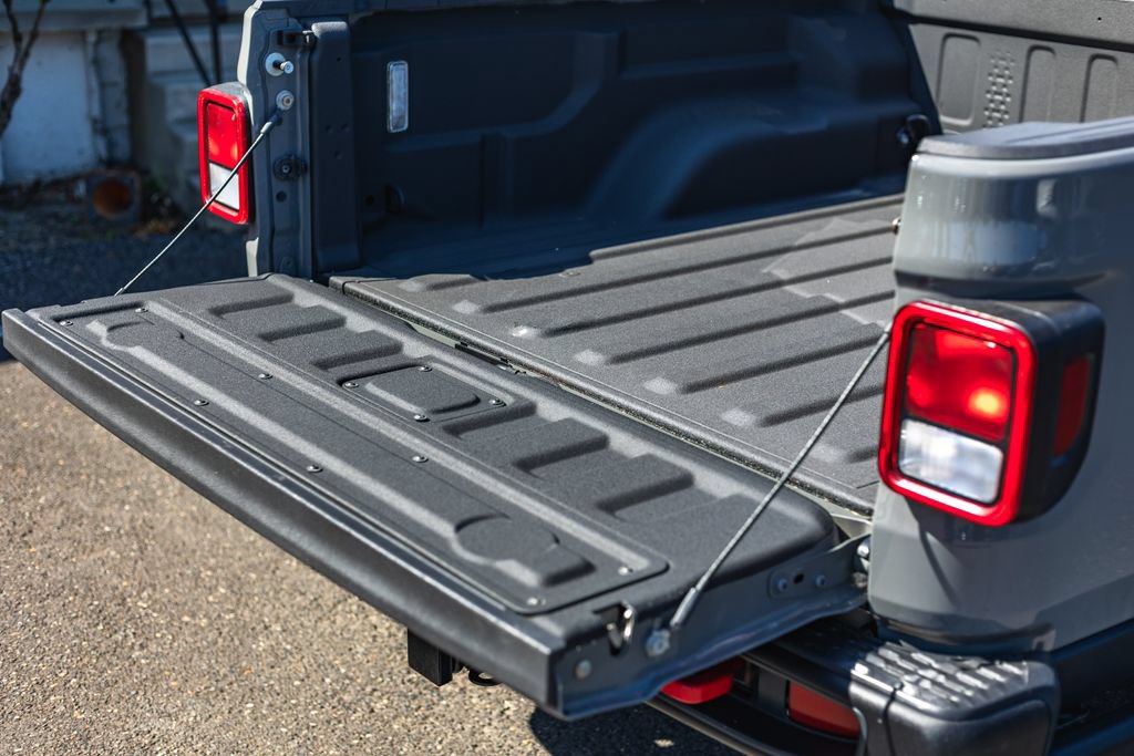 Used 2022 Jeep Gladiator Rubicon w/ Trailer Tow Package AWD/4WD image 9