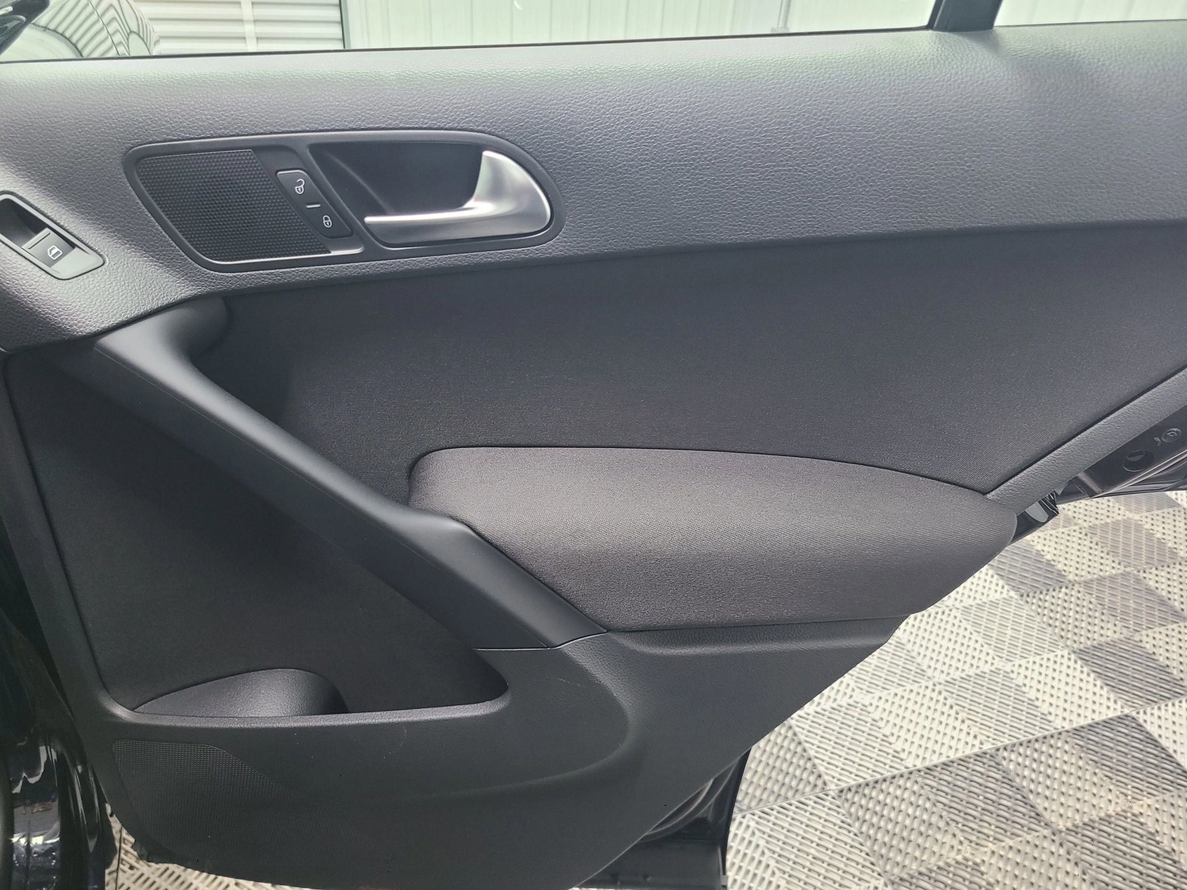 Used 2014 Volkswagen Tiguan S image 40