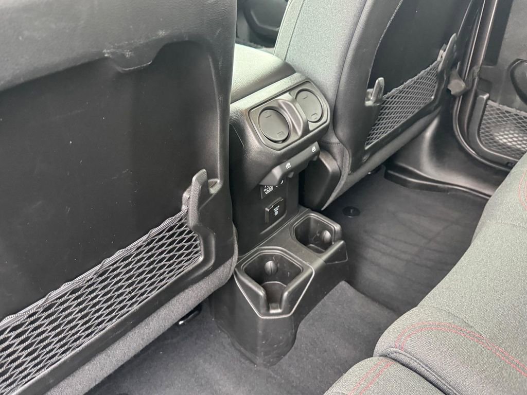 Used 2025 Jeep Wrangler Unlimited Rubicon AWD/4WD image 16