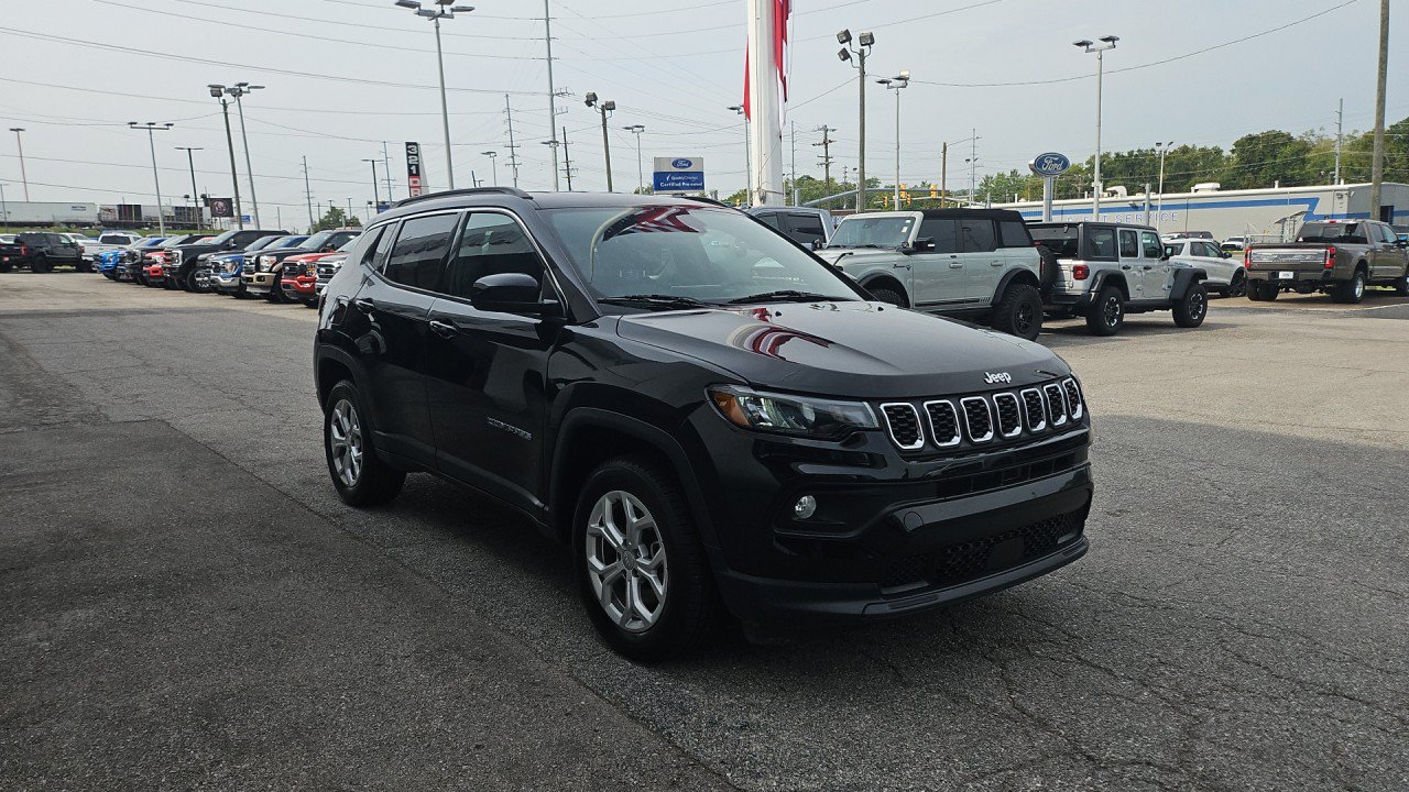 Used 2024 Jeep Compass Latitude AWD/4WD image 7