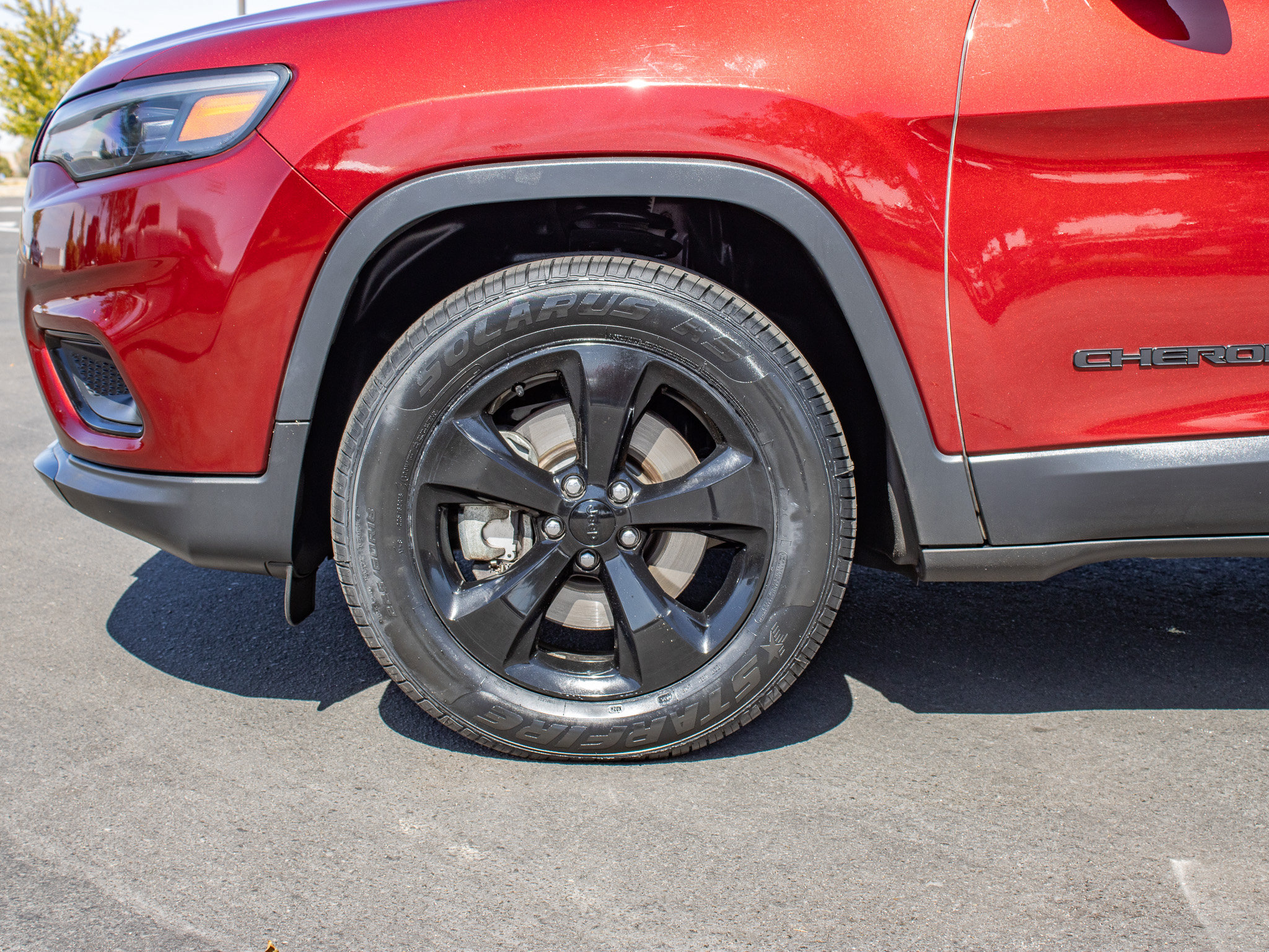 Used 2019 Jeep Cherokee Latitude Plus AWD/4WD image 5