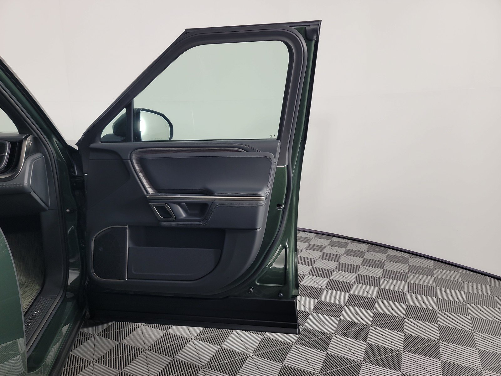 Used 2024 Rivian R1S Adventure AWD/4WD image 18