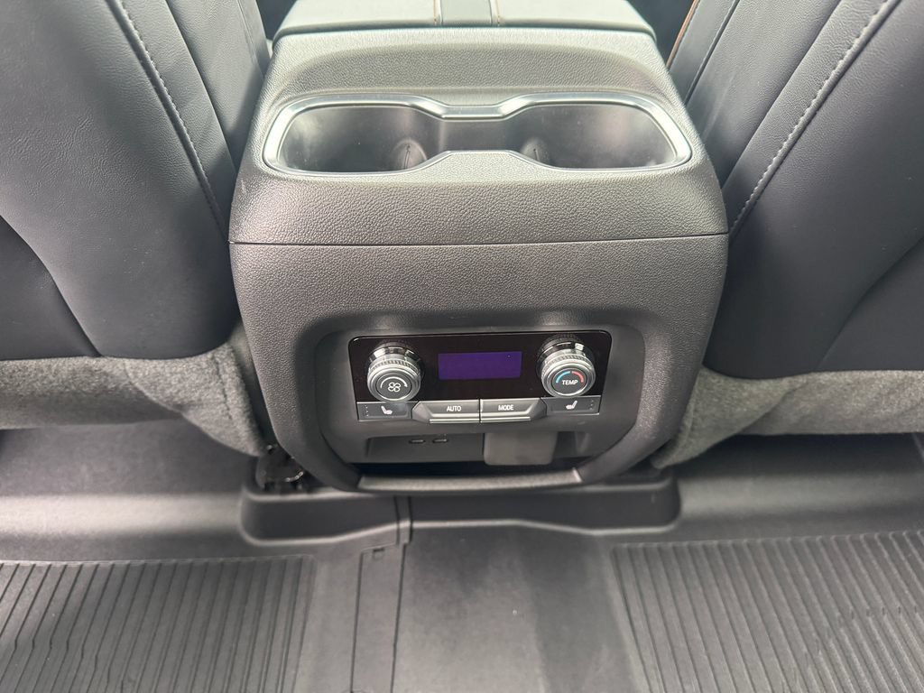 Used 2025 GMC Acadia AT4 w/ Luxury Package AWD/4WD image 17