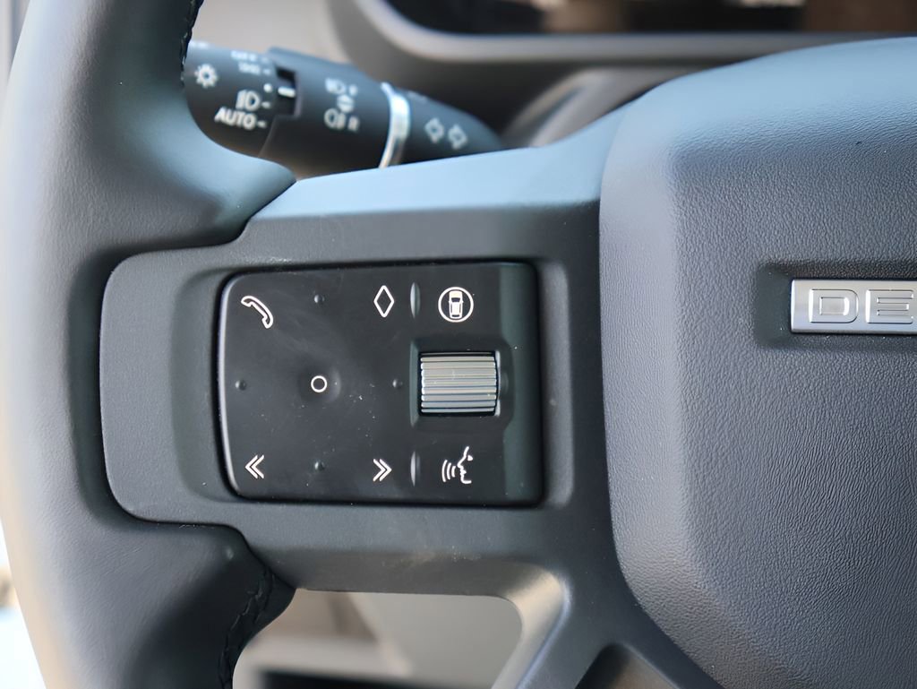 Certified 2025 Land Rover Defender 110 X-Dynamic SE image 31