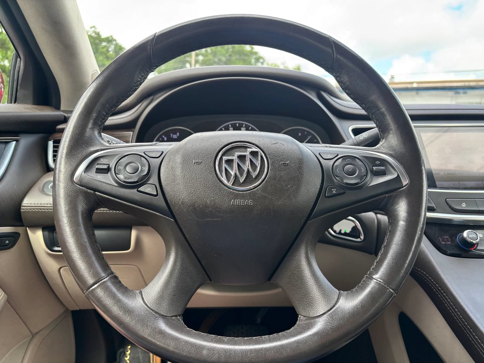 Used 2017 Buick LaCrosse Essence FWD image 29