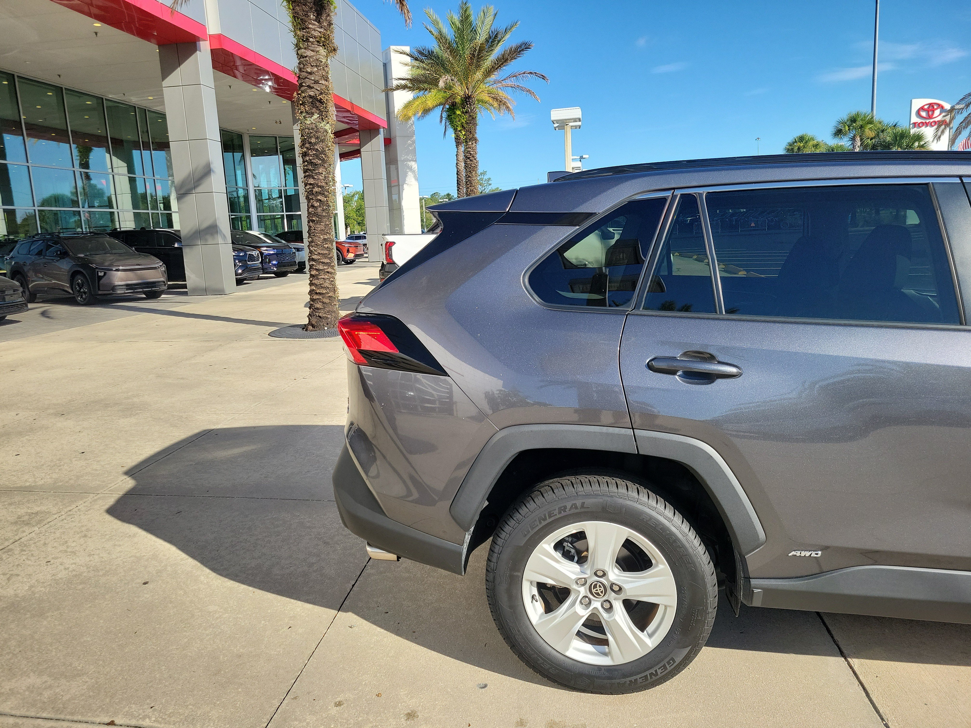 Used 2021 Toyota RAV4 XLE AWD/4WD image 6
