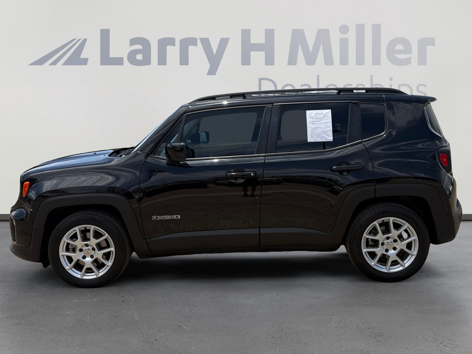 Used 2019 Jeep Renegade Latitude FWD image 2
