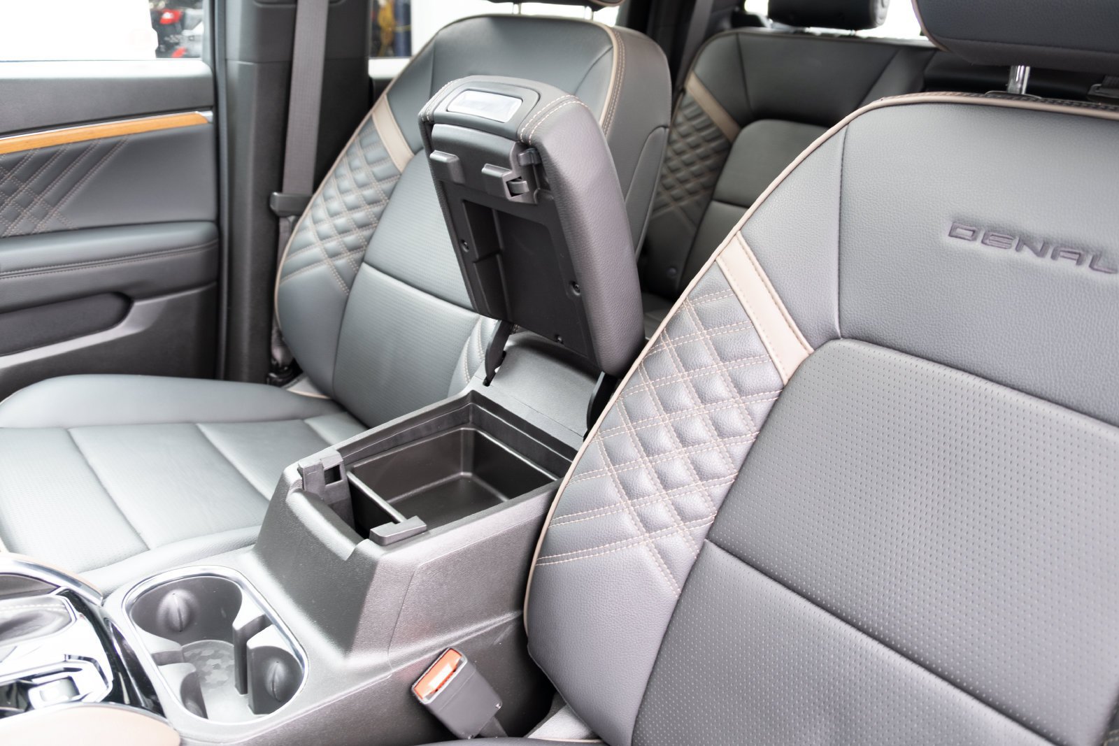 Used 2024 GMC Canyon Denali w/ LPO, Denali Black Edition AWD/4WD image 10