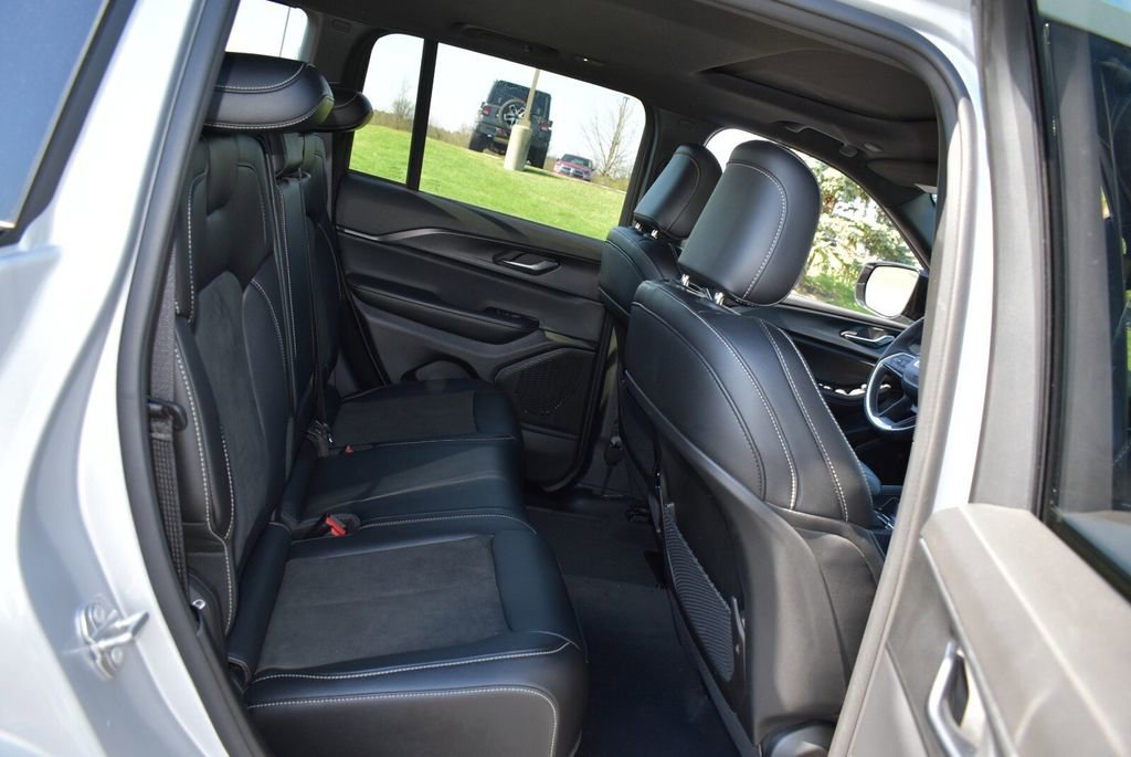 Used 2024 Jeep Grand Cherokee Altitude image 28