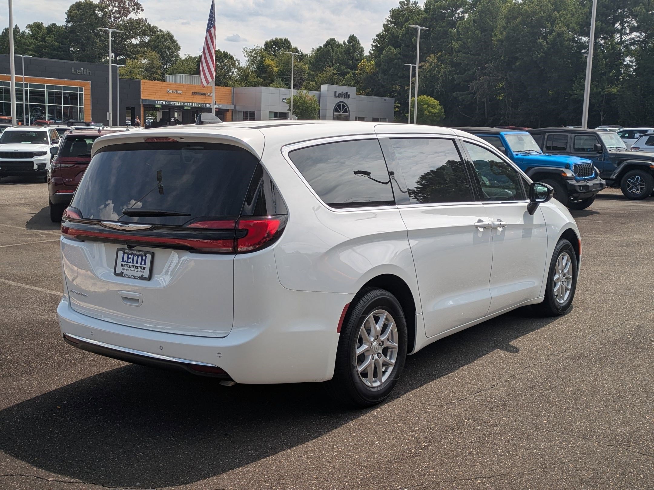 New 2026 Chrysler Pacifica Select image 5