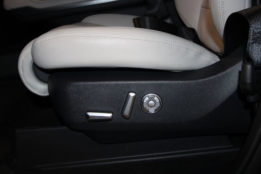 Used 2025 Lincoln Navigator Reserve image 9