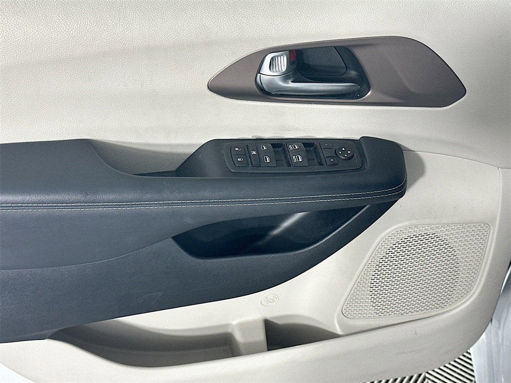 Used 2023 Chrysler Voyager LX image 25