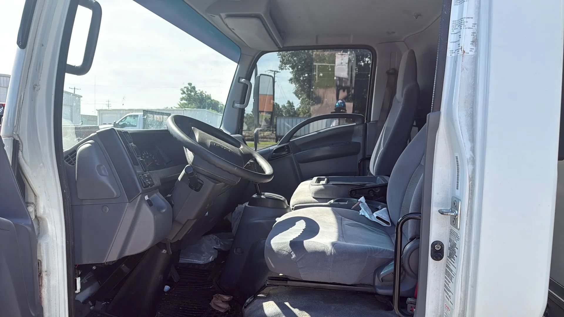 Used 2018 Isuzu NPR RWD image 9