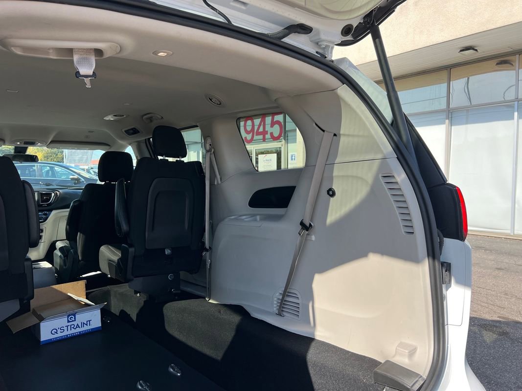 Used 2022 Chrysler Voyager LX image 38