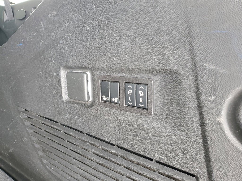 Used 2023 Chevrolet Suburban High Country image 36