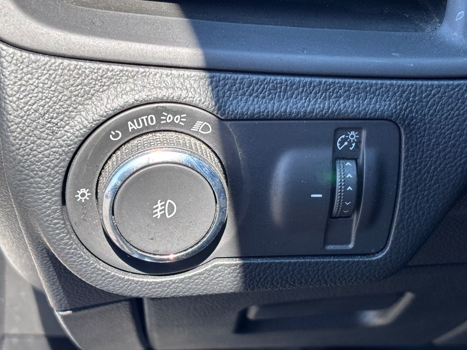 Used 2019 Buick Envision Essence FWD image 22