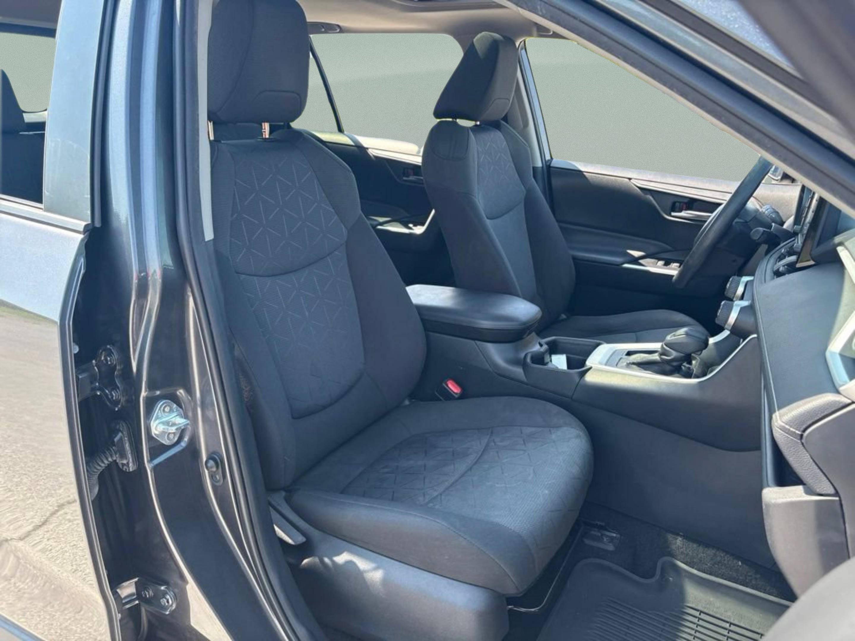 Used 2021 Toyota RAV4 XLE w/ Convenience Package FWD image 32