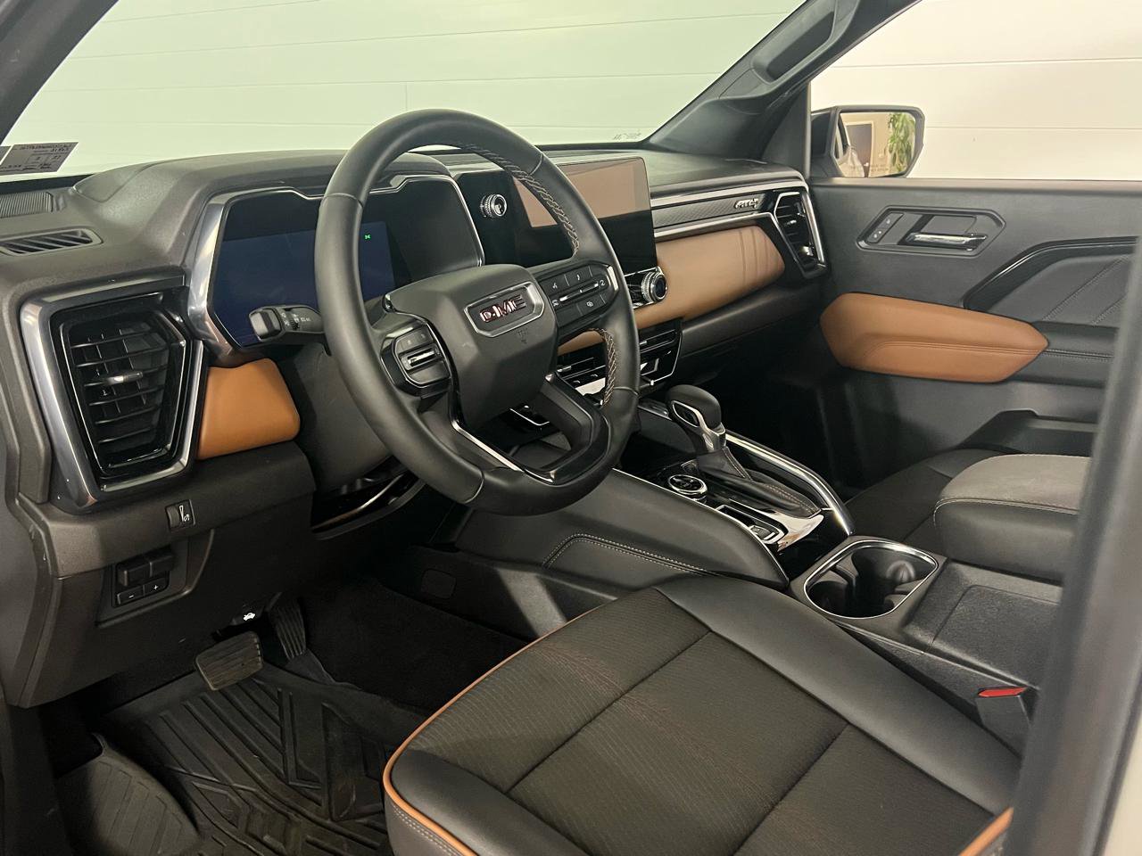 Used 2024 GMC Canyon AT4 w/ Technology Package image 12