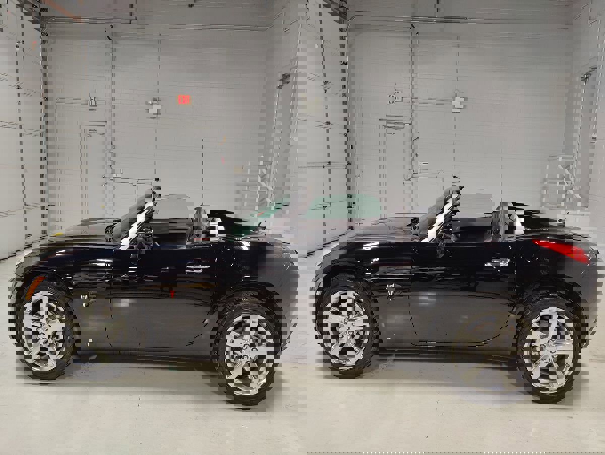 Used 2008 Pontiac Solstice GXP w/ Premium Package image 16