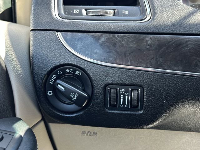 Used 2015 Chrysler Town & Country Touring w/ Driver Convenience Group image 33