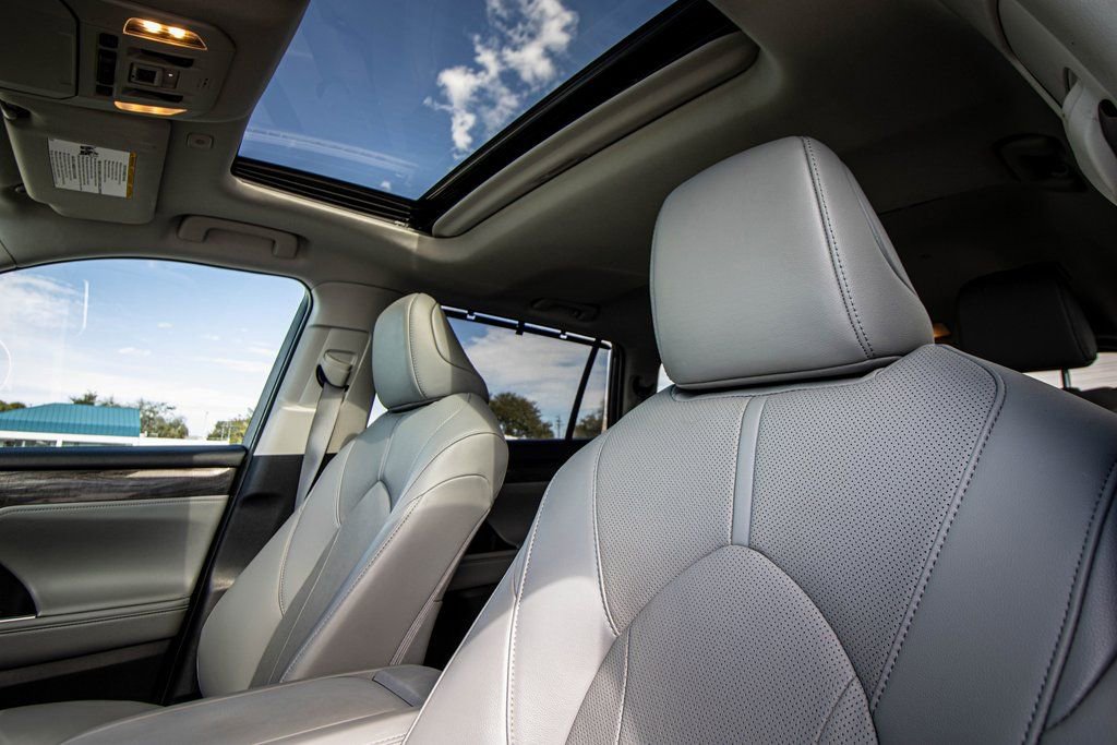 Used 2023 Toyota Highlander Limited image 2