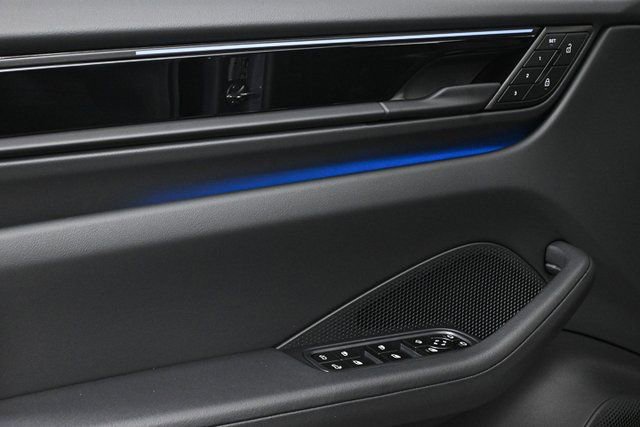 Certified 2025 Porsche Macan Electric image 6