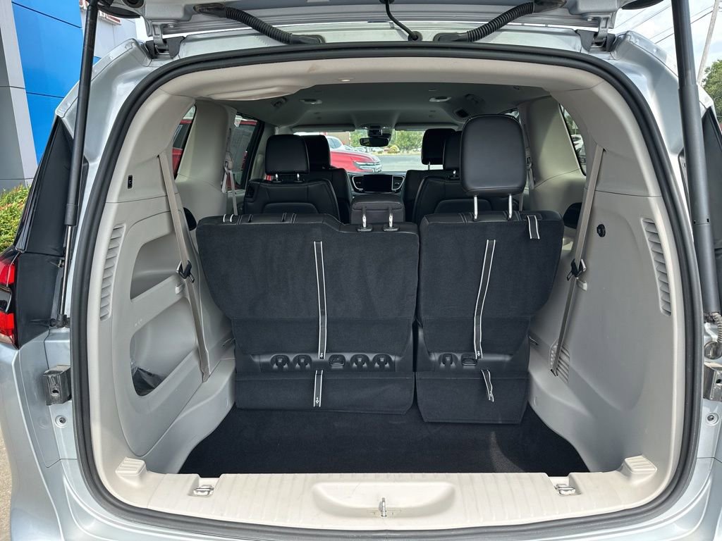 Used 2024 Chrysler Pacifica Touring-L image 9