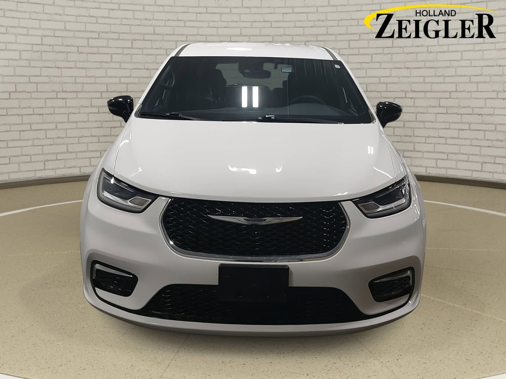 Used 2025 Chrysler Pacifica Select image 2