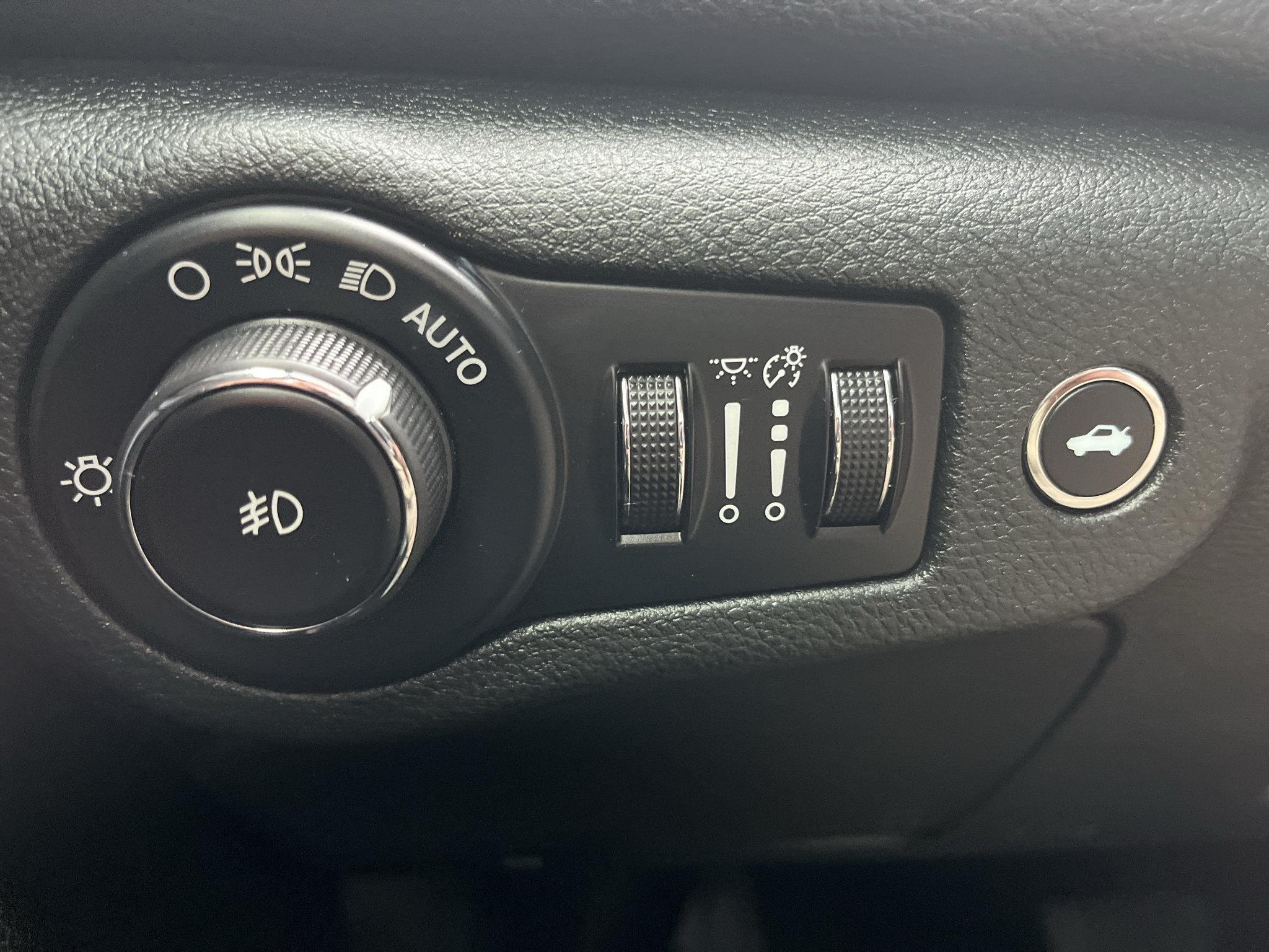Used 2015 Chrysler 200 C FWD image 17