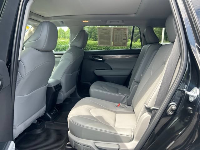 Used 2025 Toyota Highlander Platinum AWD/4WD image 16
