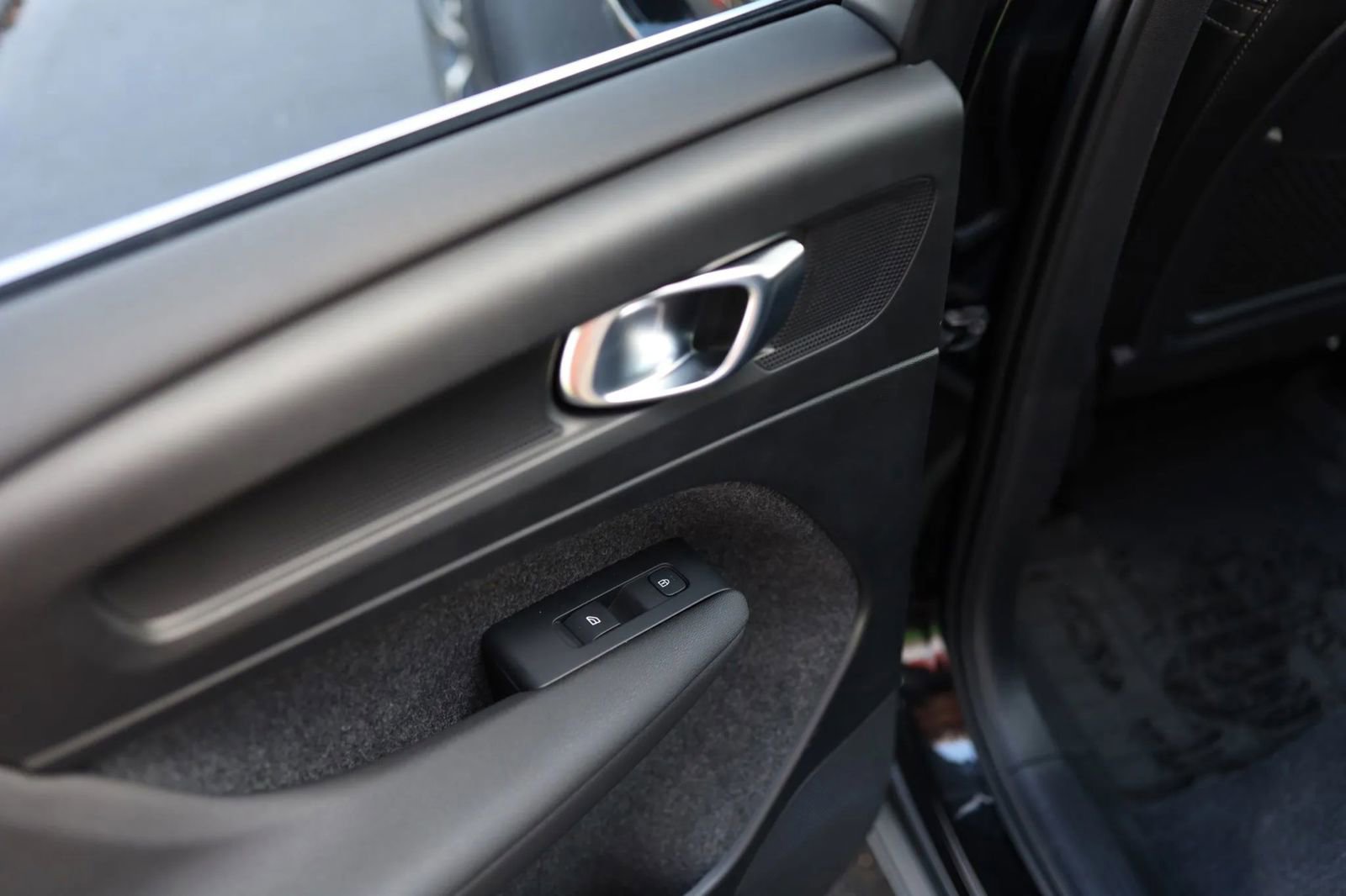 Used 2025 Volvo XC40 B5 Core image 39