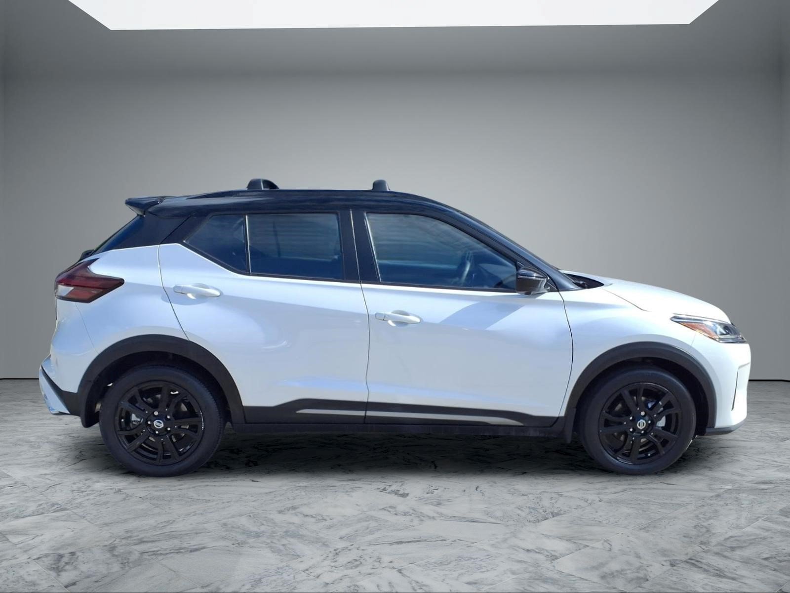 Used 2021 Nissan Kicks SR w/ Interior Electronics Package FWD image 8