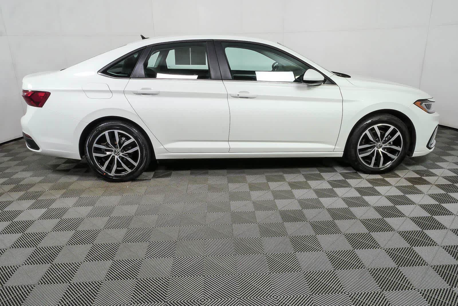 Certified 2025 Volkswagen Jetta SE FWD image 2
