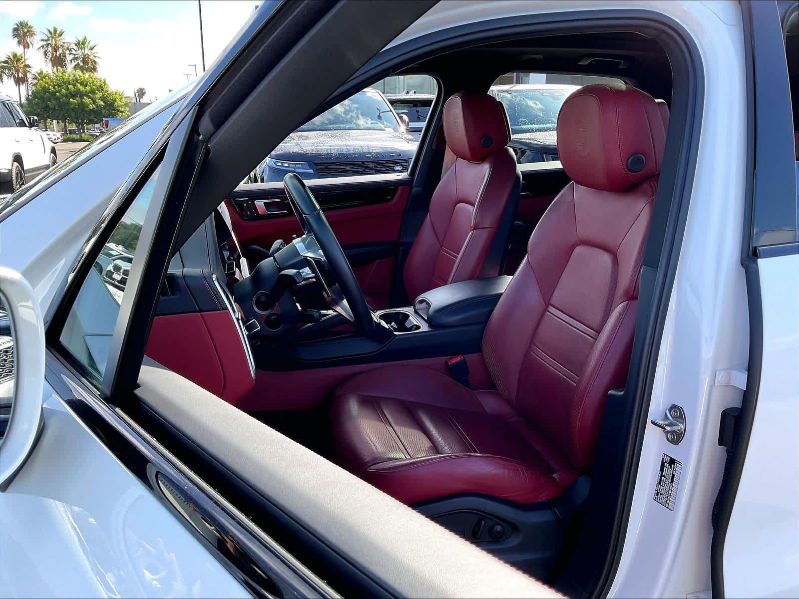 Used 2023 Porsche Cayenne Platinum Edition AWD/4WD image 27