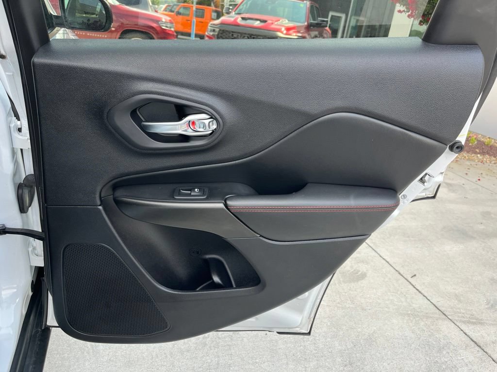 Used 2019 Jeep Cherokee Trailhawk AWD/4WD image 25