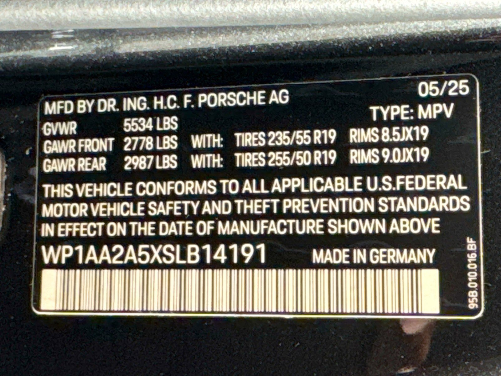 Certified 2025 Porsche Macan AWD/4WD image 27